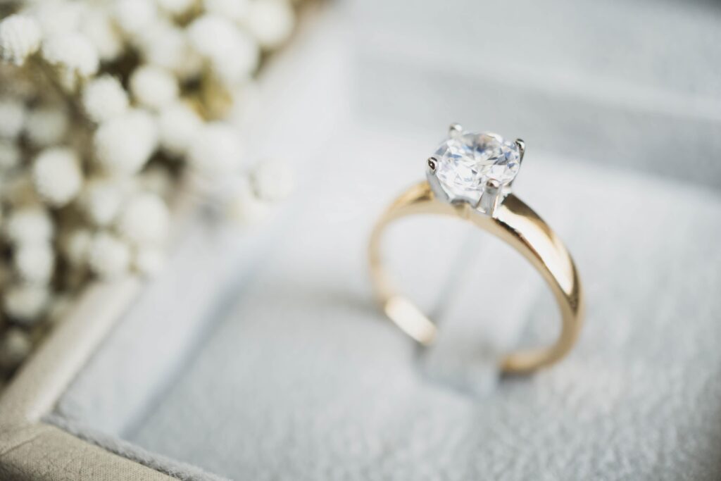 婚約指輪にはダイヤモンドがあったほうがいい？知っておくべき知識とは