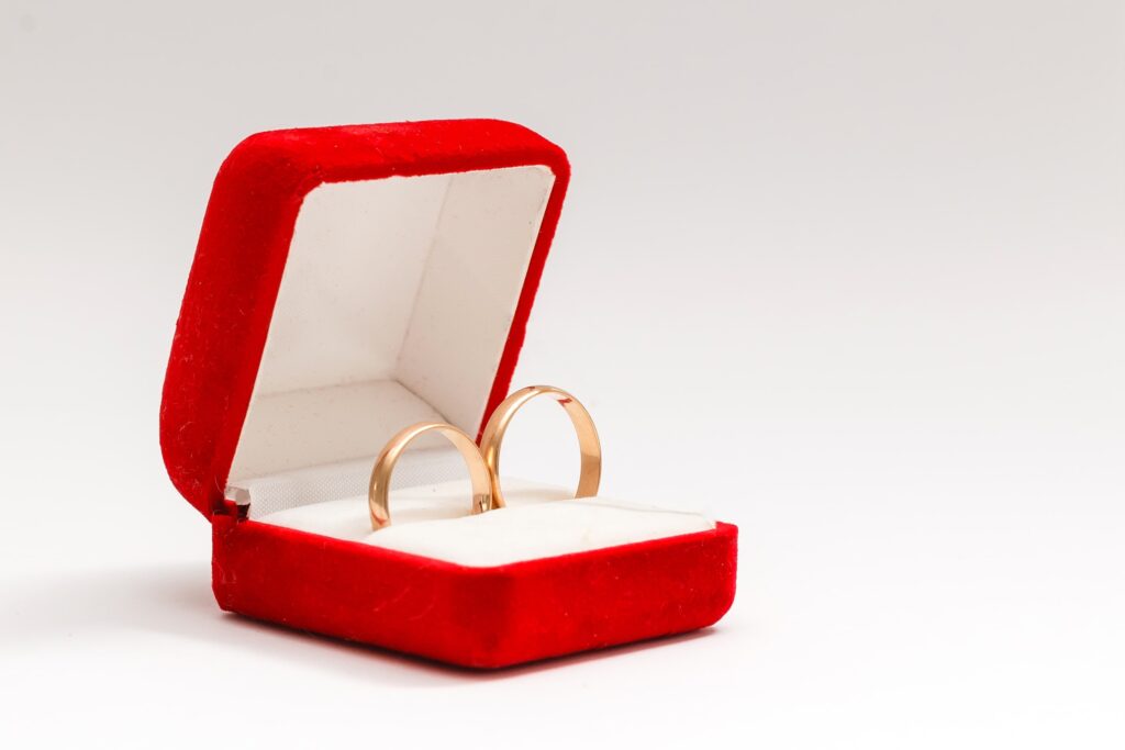 婚約指輪の意味とは？愛と絆を象徴するリングの背景